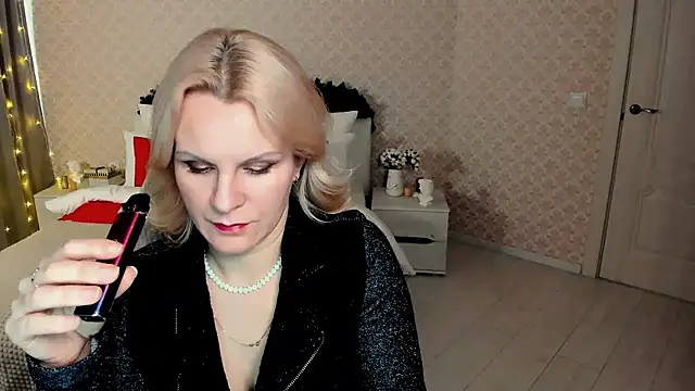 Snapshot of Louisa_Bay chatting on 01-15-25, 11:00 Louisa Bay online show from 01-15-25, 11:00