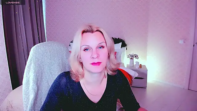 Snapshot of Louisa_Bay chatting on 01-22-25, 11:12 Louisa Bay online show from 01-22-25, 11:12