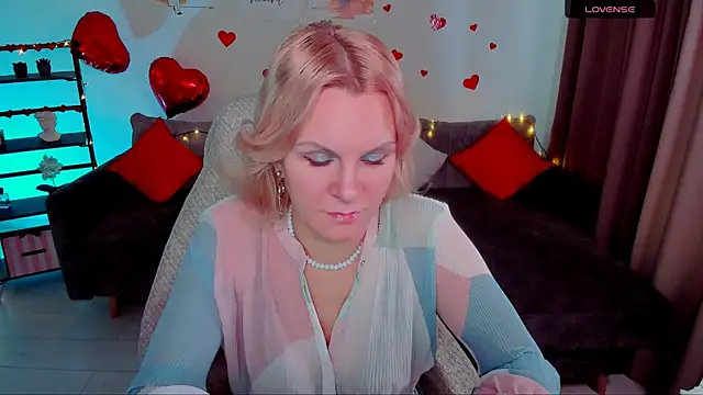 Snapshot of Louisa_Bay chatting on 02-11-25, 08:15 Louisa Bay online show from 02-11-25, 08:15