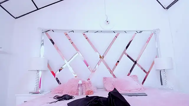 Snapshot of naughty__sara chatting on 02-08-25, 06:01 naughty  sara online show from 02-08-25, 06:01