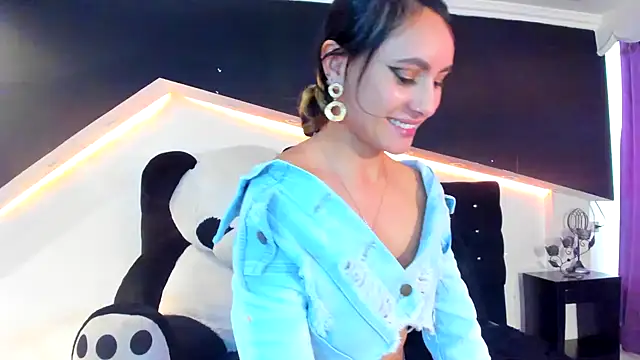 Snapshot of Coral_Gibson chatting on 01-24-25, 06:04 Coral Gibson online show from 01-24-25, 06:04