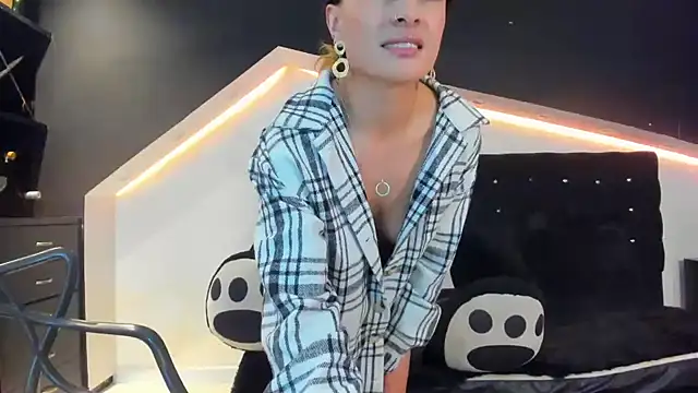 Snapshot of Coral_Gibson chatting on 01-25-25, 06:24 Coral Gibson online show from 01-25-25, 06:24
