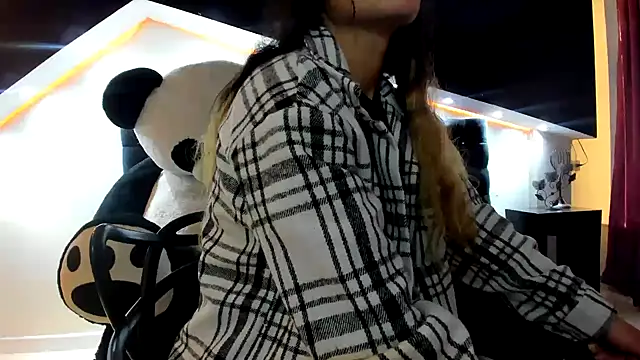 Snapshot of Coral_Gibson chatting on 02-14-25, 12:14 Coral Gibson online show from 02-14-25, 12:14