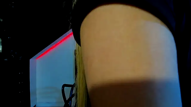 Snapshot of Coral_Gibson chatting on 03-08-25, 01:03 Coral Gibson online show from 03-08-25, 01:03