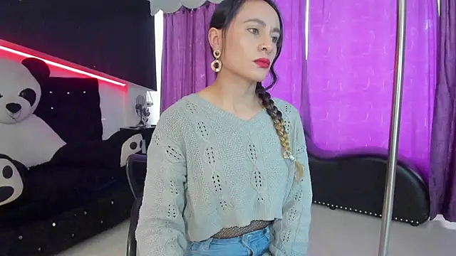 Snapshot of Coral_Gibson chatting on 09-17-25, 01:24 Coral Gibson online show from 09-17-25, 01:24