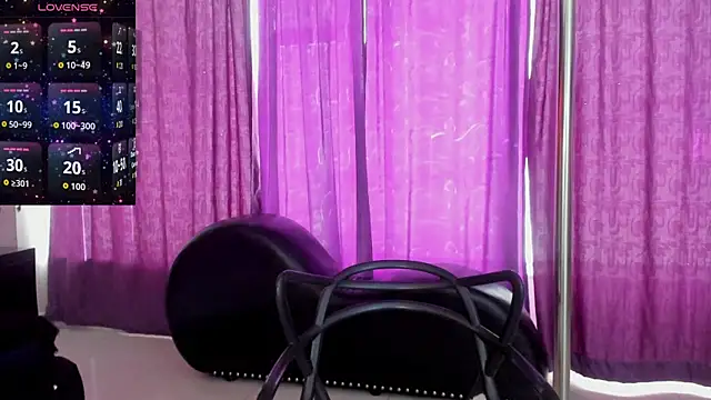 Snapshot of Coral_Gibson chatting on 10-06-25, 01:19 Coral Gibson online show from 10-06-25, 01:19