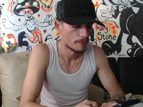 roystonee01 online show from 10-06-25, 09:01