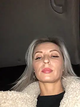 Diamond Bunny  online show from 12-18-24, 03:00