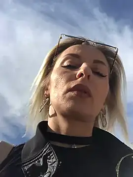 Diamond Bunny  online show from 03-08-25, 01:03