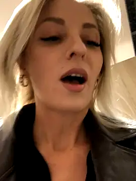 Diamond Bunny  online show from 10-05-25, 02:04