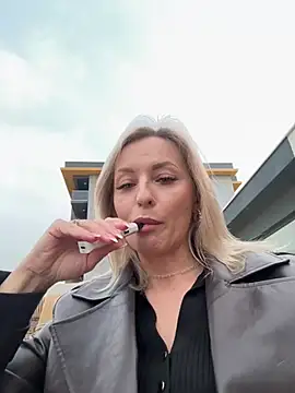 Diamond Bunny  online show from 02-11-26, 03:17