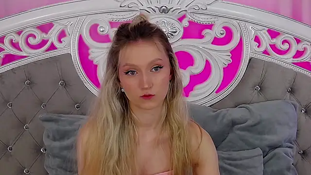 MiaNixan online show from 11-30-25, 05:22