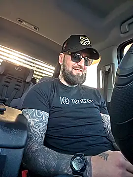 Snapshot of Beardedtattood chatting on 10-24-25, 12:34 Beardedtattood online show from 10-24-25, 12:34