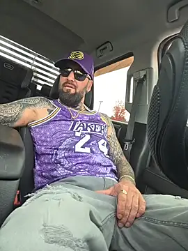 Snapshot of Beardedtattood chatting on 10-27-25, 02:32 Beardedtattood online show from 10-27-25, 02:32