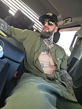 Snapshot of Beardedtattood chatting on 10-29-25, 01:13 Beardedtattood online show from 10-29-25, 01:13