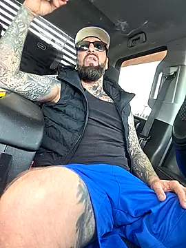 Snapshot of Beardedtattood chatting on 10-31-25, 01:23 Beardedtattood online show from 10-31-25, 01:23