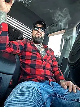 Snapshot of Beardedtattood chatting on 11-08-25, 12:27 Beardedtattood online show from 11-08-25, 12:27