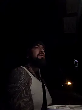 Snapshot of Beardedtattood chatting on 11-10-25, 06:45 Beardedtattood online show from 11-10-25, 06:45