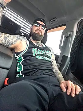 Snapshot of Beardedtattood chatting on 11-12-25, 01:22 Beardedtattood online show from 11-12-25, 01:22