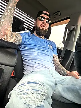 Snapshot of Beardedtattood chatting on 11-15-25, 02:57 Beardedtattood online show from 11-15-25, 02:57