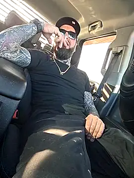 Snapshot of Beardedtattood chatting on 11-16-25, 03:06 Beardedtattood online show from 11-16-25, 03:06