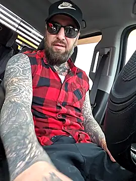 Snapshot of Beardedtattood chatting on 11-25-25, 01:44 Beardedtattood online show from 11-25-25, 01:44