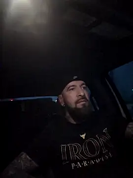 Snapshot of Beardedtattood chatting on 11-30-25, 12:20 Beardedtattood online show from 11-30-25, 12:20