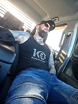 Snapshot of Beardedtattood chatting on 12-04-25, 03:10 Beardedtattood online show from 12-04-25, 03:10