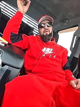 Snapshot of Beardedtattood chatting on 12-17-25, 01:17 Beardedtattood online show from 12-17-25, 01:17