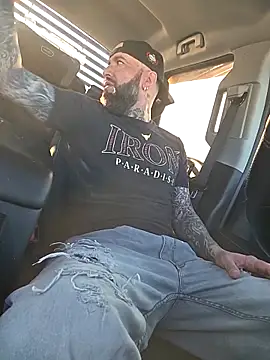 Snapshot of Beardedtattood chatting on 02-02-26, 02:27 Beardedtattood online show from 02-02-26, 02:27