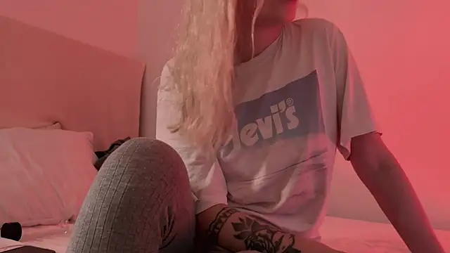 Snapshot of h2h0e chatting on 12-05-24, 07:38 h2h0e online show from 12-05-24, 07:38