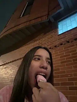 Snapshot of Praga_Pink chatting on 02-11-26, 01:10 Praga Pink online show from 02-11-26, 01:10