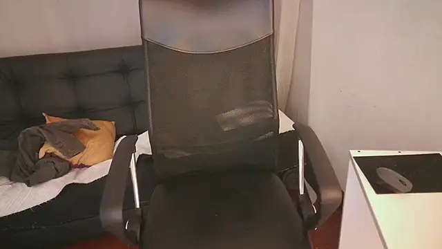 Snapshot of Aurora_ath chatting on 12-13-24, 04:11 Aurora ath online show from 12-13-24, 04:11