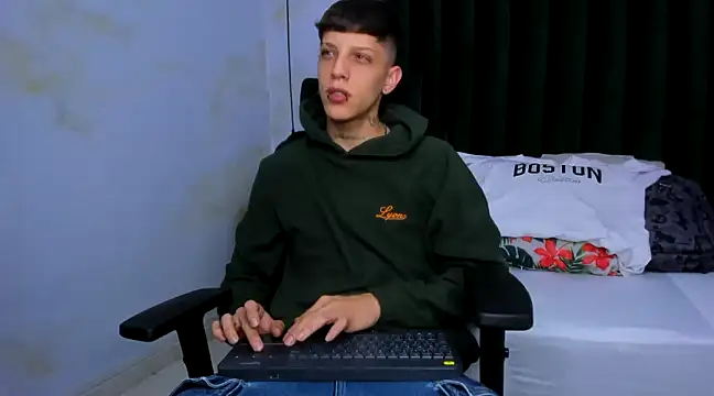 Snapshot of Adam_hard_ chatting on 01-15-25, 07:55 Adam hard online show from 01-15-25, 07:55