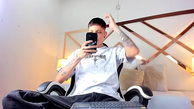 Snapshot of Adam_hard_ chatting on 09-26-25, 08:35 Adam hard online show from 09-26-25, 08:35