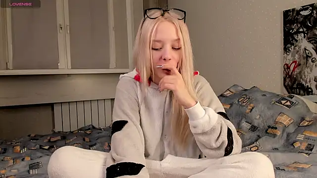 Snapshot of EngelFugler chatting on 02-13-25, 01:48 EngelFugler online show from 02-13-25, 01:48