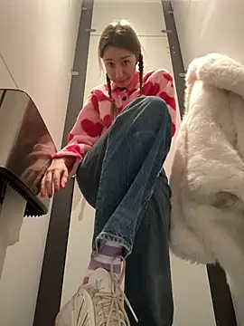 Lia  Love online show from 01-20-25, 04:34