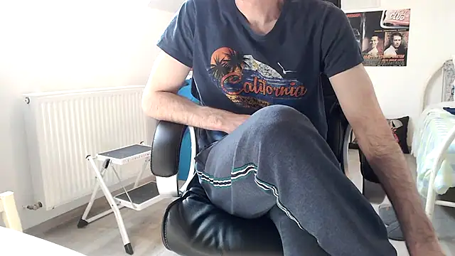Snapshot of SteveStiffbone chatting on 03-04-25, 12:44 SteveStiffbone online show from 03-04-25, 12:44
