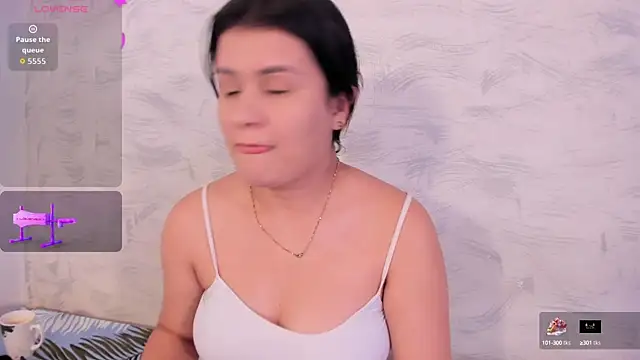 Snapshot of Elalove_ chatting on 10-15-25, 07:14 Elalove online show from 10-15-25, 07:14