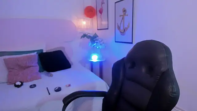 naomiii   online show from 10-14-25, 12:06