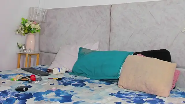 naomiii   online show from 10-23-25, 11:42