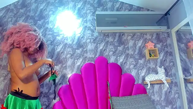 Snapshot of EMMAPARISS chatting on 12-22-25, 11:51 EMMAPARISS online show from 12-22-25, 11:51