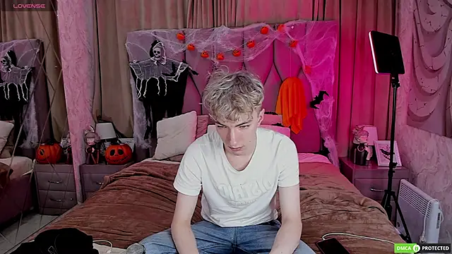 Snapshot of TrevorBenson chatting on 10-28-25, 03:21 TrevorBenson online show from 10-28-25, 03:21