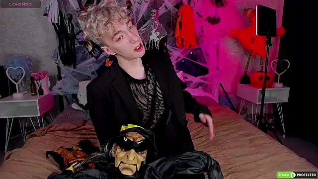 Snapshot of TrevorBenson chatting on 10-31-25, 03:18 TrevorBenson online show from 10-31-25, 03:18