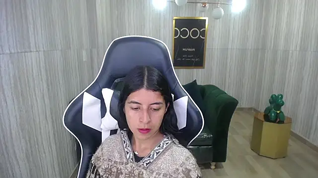 Snapshot of Bela_t_ chatting on 12-17-24, 04:43 Bela t online show from 12-17-24, 04:43