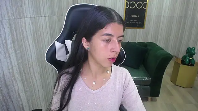 Snapshot of Bela_t_ chatting on 12-21-24, 04:25 Bela t online show from 12-21-24, 04:25