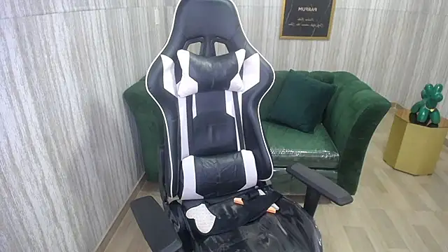 Snapshot of Bela_t_ chatting on 12-21-24, 07:27 Bela t online show from 12-21-24, 07:27