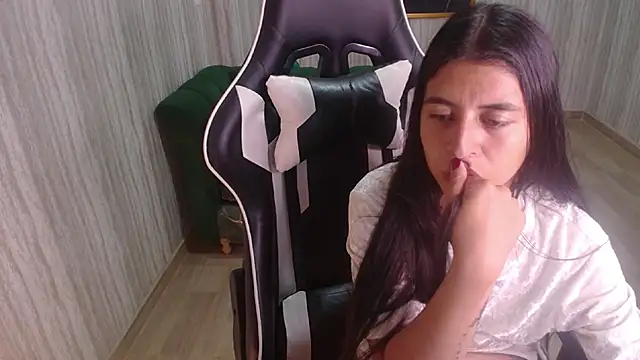 Snapshot of Bela_t_ chatting on 02-13-25, 10:43 Bela t online show from 02-13-25, 10:43