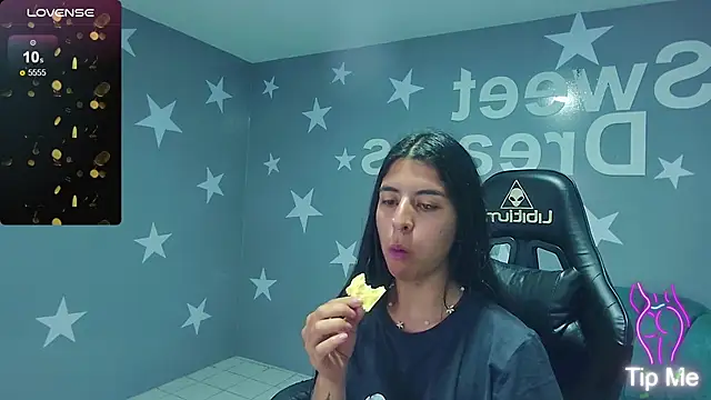 Snapshot of Bela_t_ chatting on 03-08-25, 08:11 Bela t online show from 03-08-25, 08:11