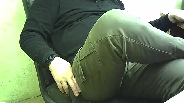 Snapshot of nikdov3 chatting on 09-25-25, 04:38 nikdov3 online show from 09-25-25, 04:38